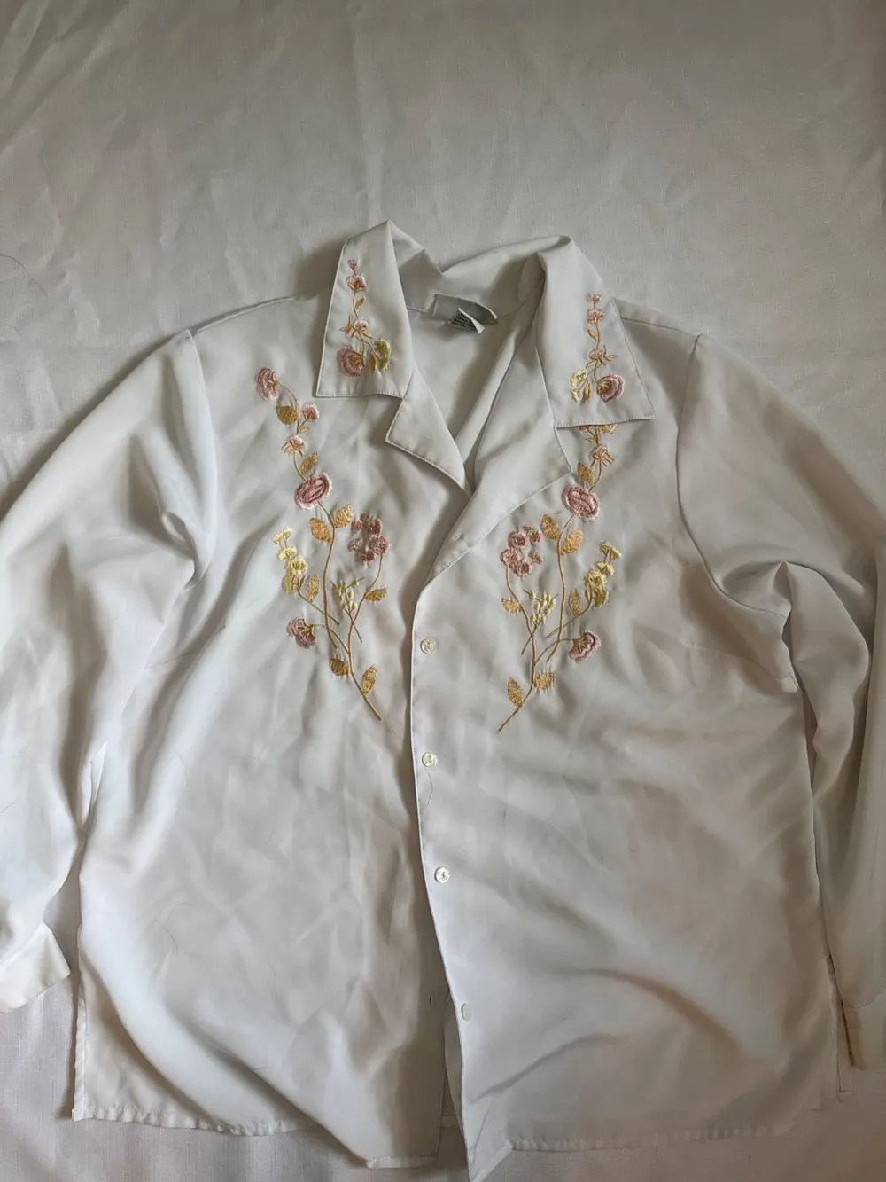 90s White Floral Embroidered Button-Down photo 1