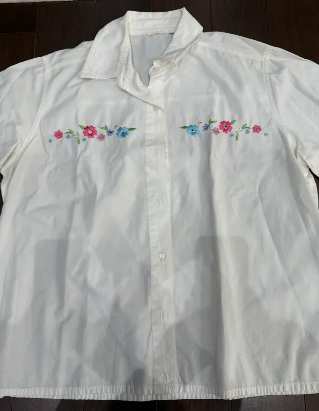 90s White Floral Embroidered Button-Down Short-Sleeved Top photo 1