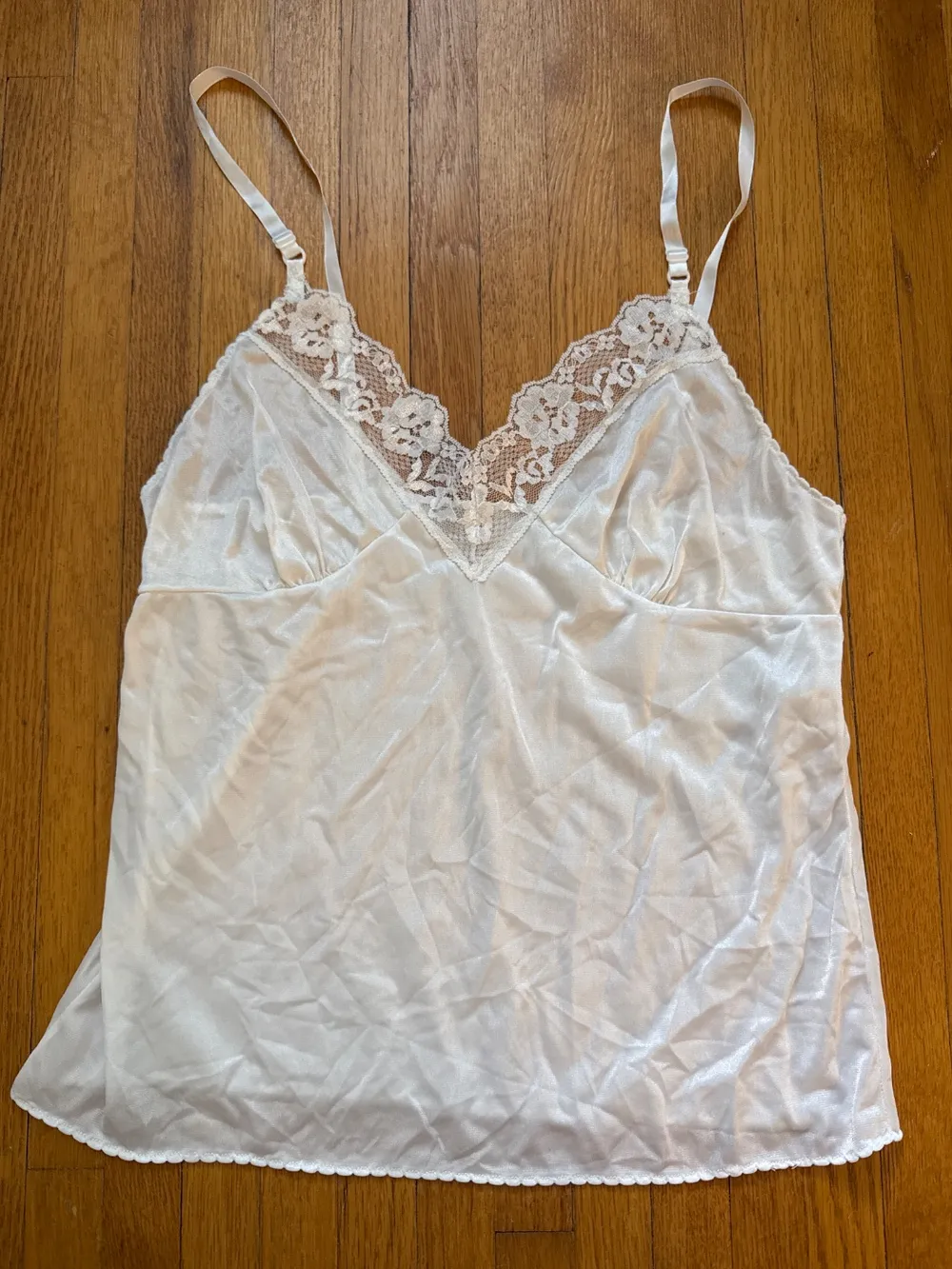 90s White Lace V-Neck Cami photo 1